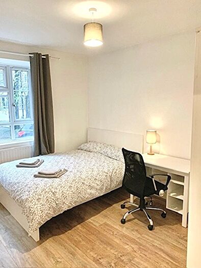 3 Bedroom Flat To Rent In Mackenzie Close, London, W12