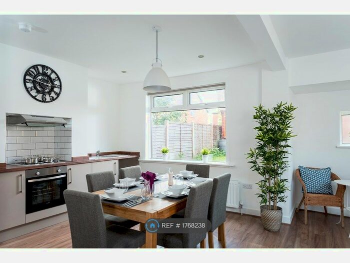 4 Bedroom Semi-Detached House To Rent In Kirkstall Avenue, Leeds, LS5