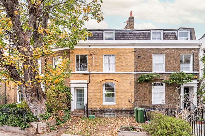 3 Bedroom Maisonette For Sale In Rectory Grove, London, SW4