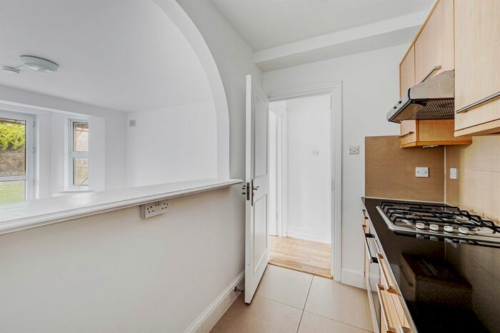 3 Bedroom Flat To Rent In Mattock Lane, London, W13