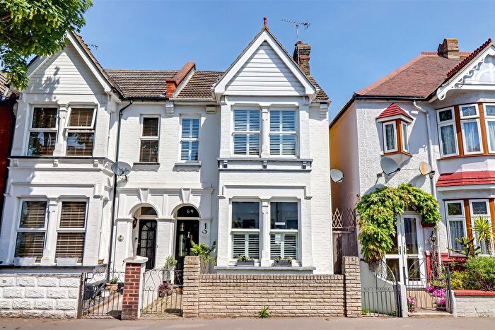 4 Bedroom End Terrace House For Sale In Pall Mall, Leigh-On-Sea, SS9