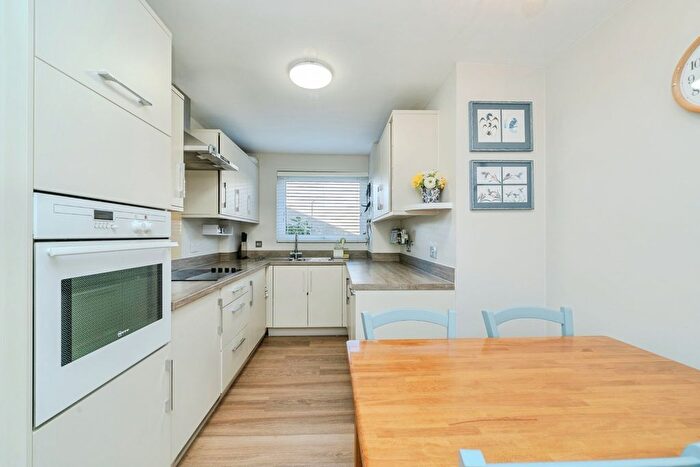 2 Bedroom Flat For Sale In Downs Hill Road, Epsom, Surrey, KT18