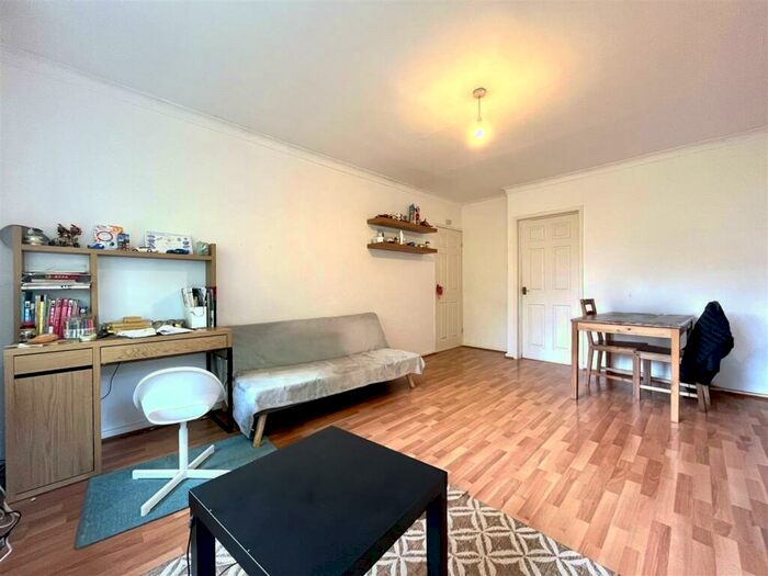 2 Bedroom Apartment To Rent In Brooklands Crescent, Sale, M33