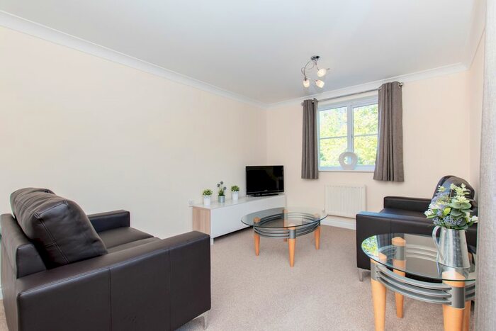 2 Bedroom Flat To Rent In Copthorne Court, Three Bridges, Crawley, RH10