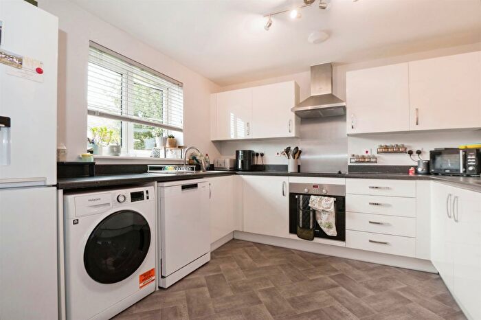 3 Bedroom End Of Terrace House For Sale In Chiltern Crescent, Fair Oak, Eastleigh, SO50