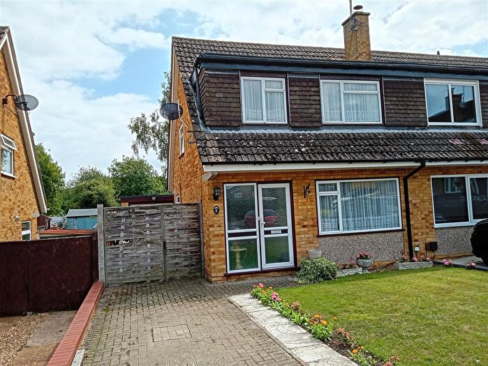 3 Bedroom Semi-Detached House For Sale In Carlton Close, Newport Pagnell, MK16