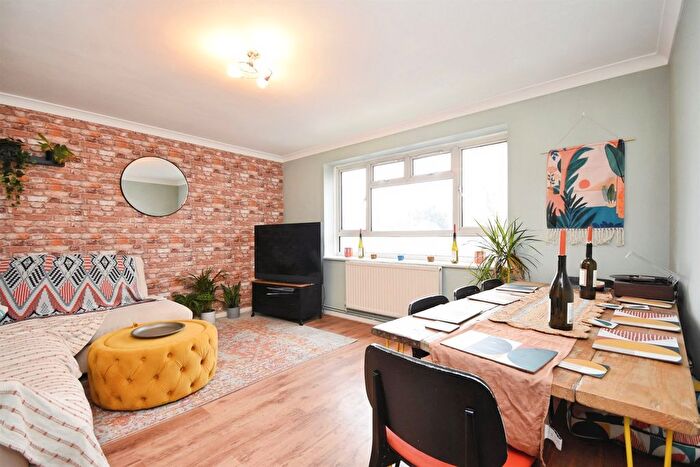 2 Bedroom Flat For Sale In Crow Green Road, Pilgrims Hatch, Brentwood, CM15