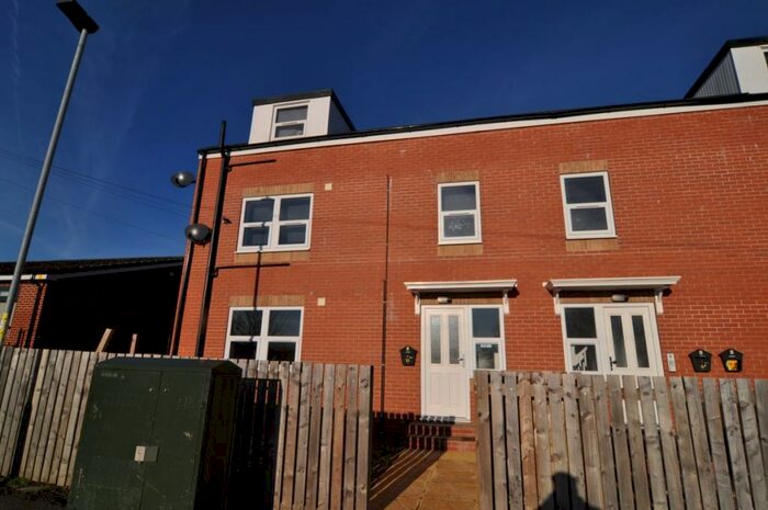 3 Bedroom Apartment To Rent In Church Street, Jump, S74
