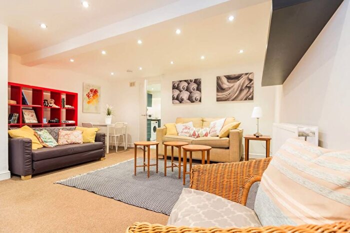 2 Bedroom Flat To Rent In Stoke Newington Common, London, N16