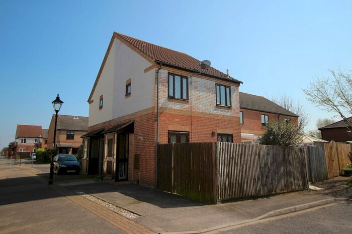 1 Bedroom Detached House To Rent In Bertie Road, Southsea, Hampshire, PO4