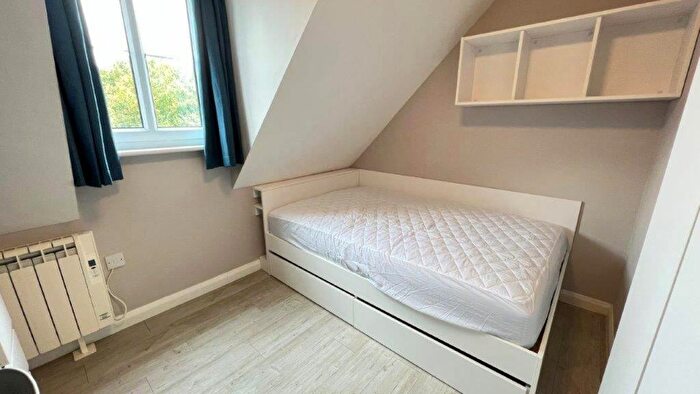 3 Bedroom Flat To Rent In College Court, College Road - Ref, CT1