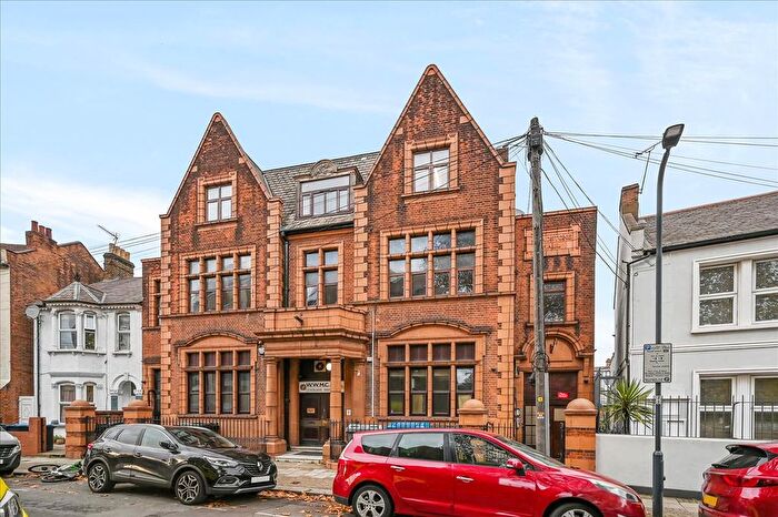 4 Bedroom Flat To Rent In Villiers Road, Willesden Green, NW2