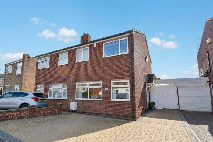 3 Bedroom Semi-Detached House For Sale In Hogarth Close, Bedford, MK41