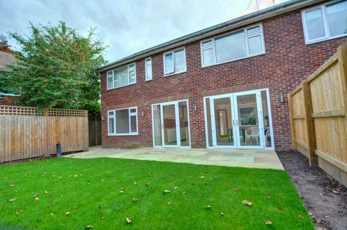 2 Bedroom Apartment To Rent In Cedar Court, Marlow, SL7