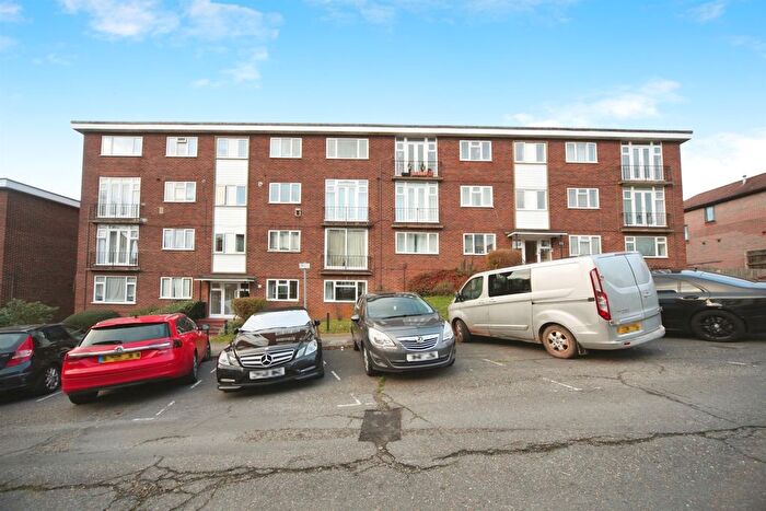 2 Bedroom Flat For Sale In The Larches, Luton, LU2