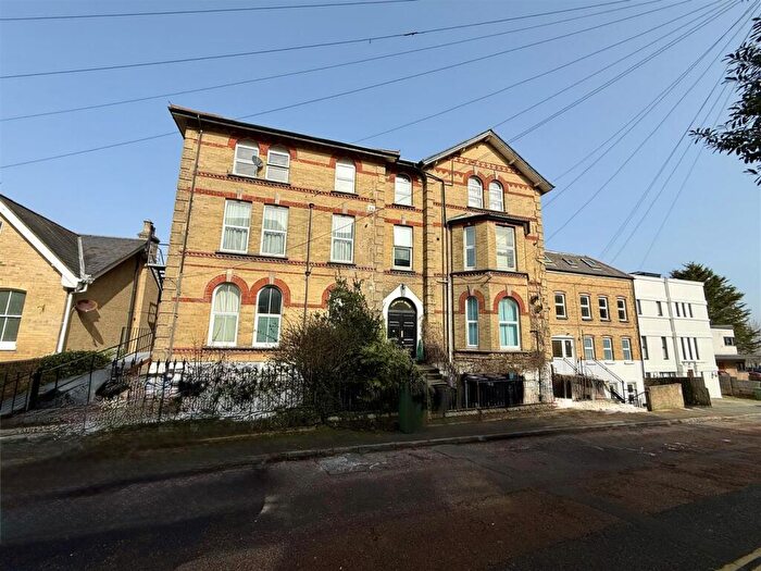 1 Bedroom Flat For Sale In Cliff Road, Cowes, PO31