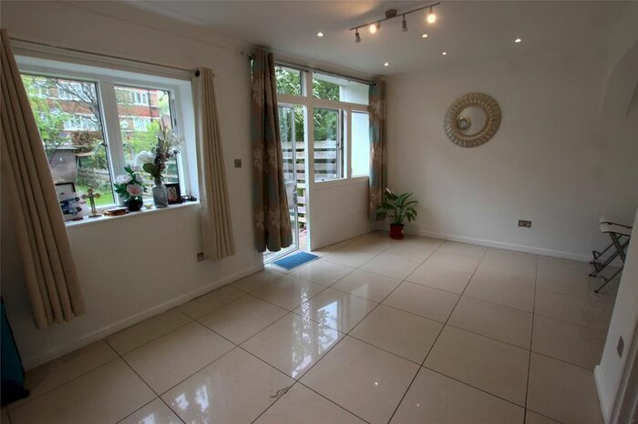 3 Bedroom Maisonette To Rent In Fairby House, Longfield Estate, London, SE1