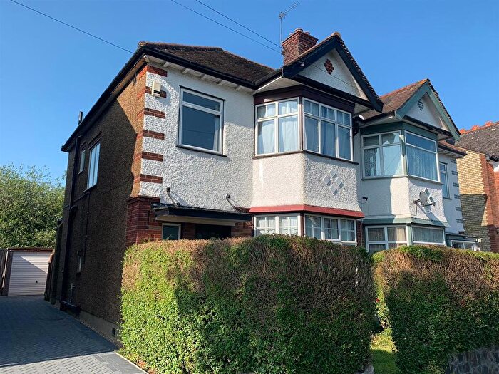 3 Bedroom Property To Rent In Queens Avenue, London, N20