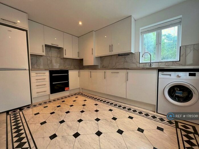 3 Bedroom Semi-Detached House To Rent In Sunningfields Road, London, NW4