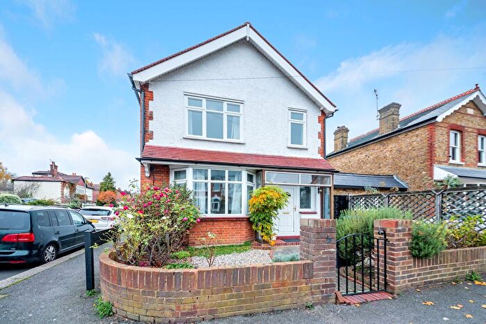 3 Bedroom Detached House For Sale In Thornhill Road, Surbiton, KT6
