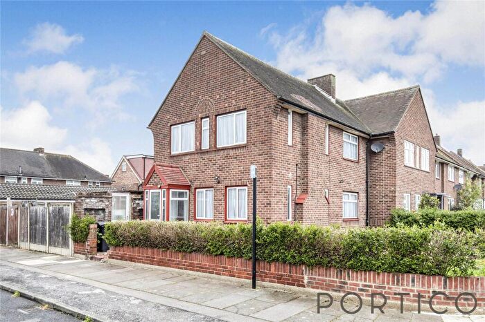 3 Bedroom House To Rent In Oaks Lane, IG2