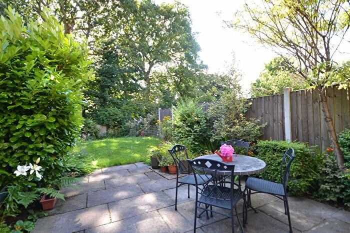 4 Bedroom Town House To Rent In Briarwood, Wilmslow, SK9