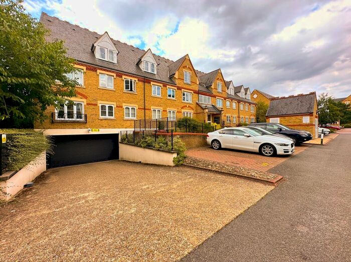 2 Bedroom Flat To Rent In Wellington House, Exeter Close, Watford, WD24