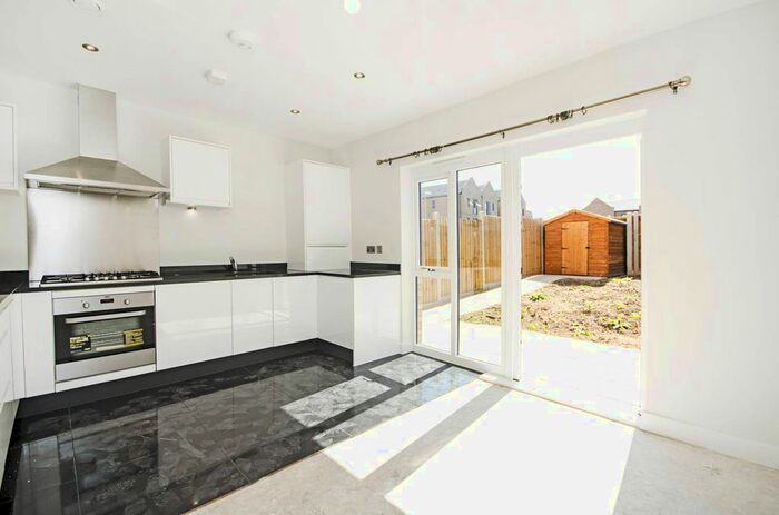 3 Bedroom Property To Rent In Cricklewood, Cricklewood, London, NW2