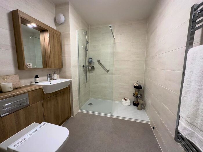1 Bedroom Flat For Sale In Crookham Road, Fleet, GU51