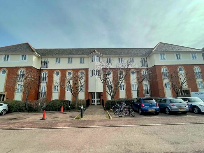 2 Bedroom Apartment To Rent In Walsingham Close, AL10