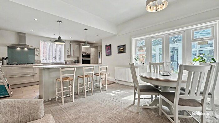 4 Bedroom Semi-Detached House For Sale In Alexandra Avenue, Mansfield, NG18