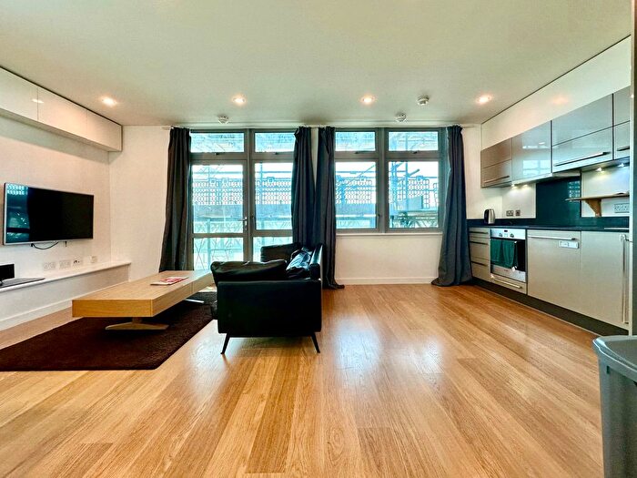 3 Bedroom Flat To Rent In Ross Way, London, E14