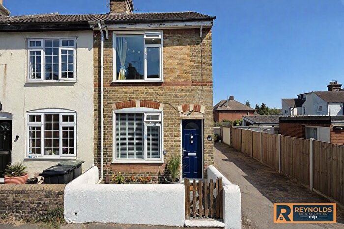 3 Bedroom End Of Terrace House For Sale In Queens Road, Snodland, Kent, ME6