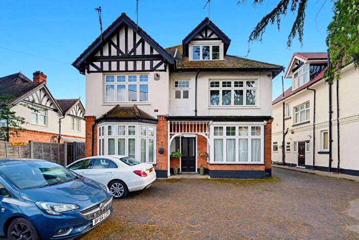 1 Bedroom Flat For Sale In Pyrford Road, West Byfleet, KT14
