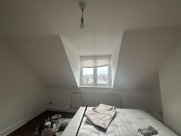 1 Bedroom Studio To Rent In Woodbourne Avenue, Streatham, London, SW16