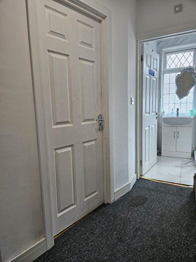 2 Bedroom Flat To Rent In Avondale Avenue, London, N12