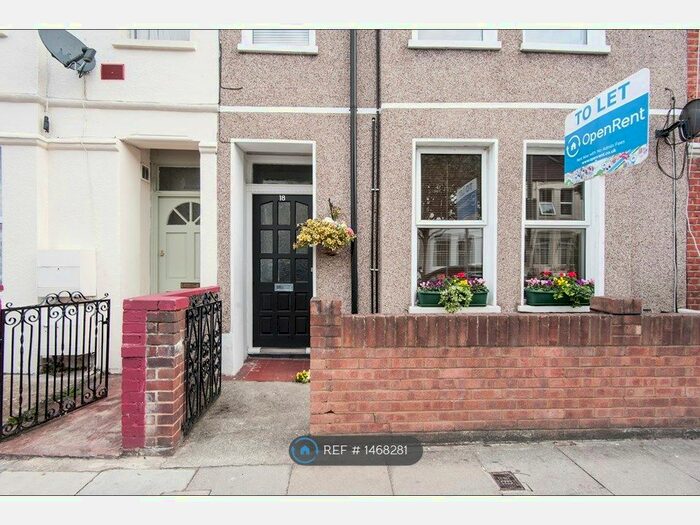 2 Bedroom Flat To Rent In Ground Floor, London, SW17