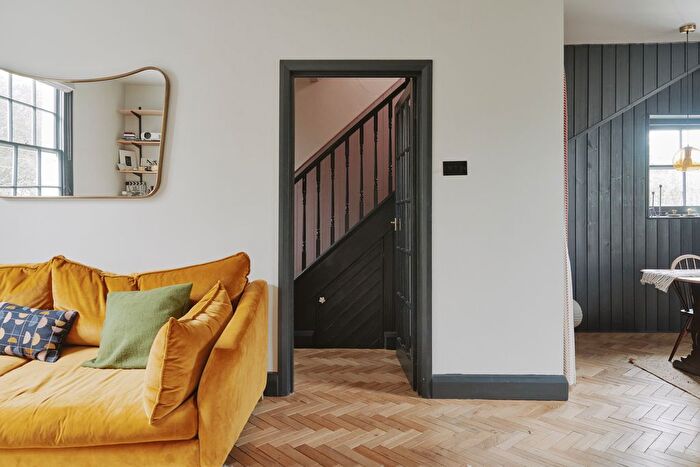 3 Bedroom Maisonette For Sale In Buckingham Road Ii, London, N1