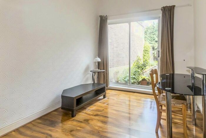 1 Bedroom Flat To Rent In Upham Park Road, London, W4