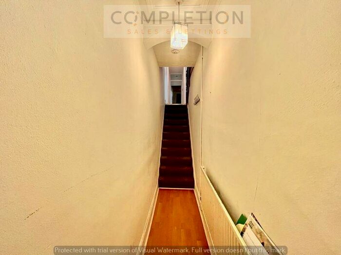 3 Bedroom Apartment To Rent In Three Bedroom Flat - Howard Road, Walthamstow, (&#;pcm), E17