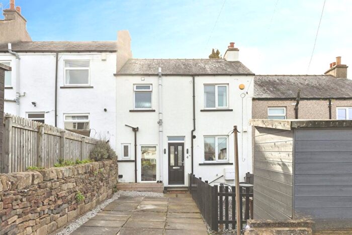 3 Bedroom Town House For Sale In Poplar Terrace, Sandbeds, Keighley, BD20