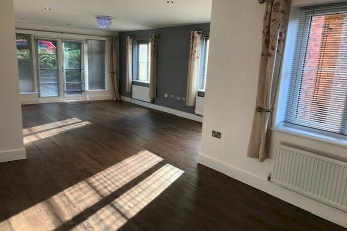 2 Bedroom Flat To Rent In White Hill Close, Caterham, CR3