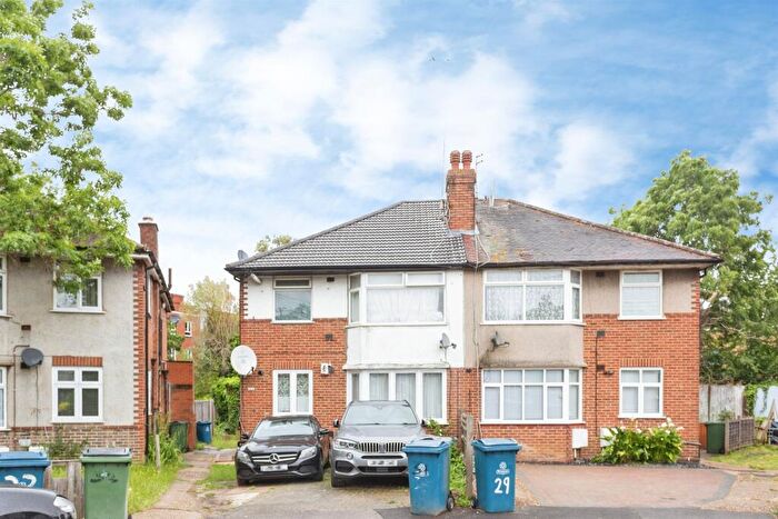 3 Bedroom Maisonette For Sale In Methuen Close, Edgware, HA8