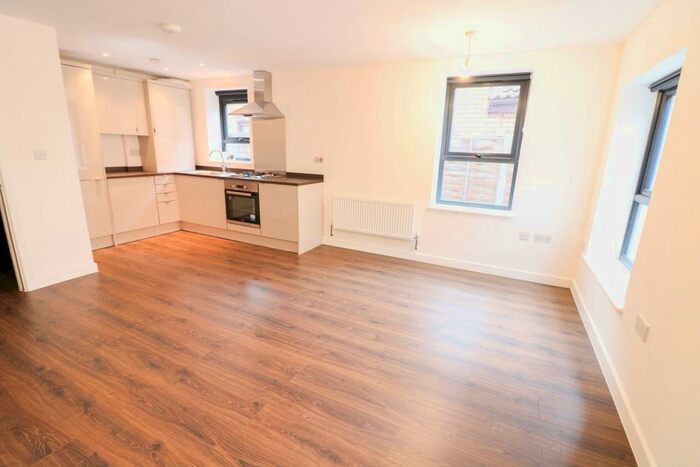2 Bedroom Flat To Rent In Cambridge Road, Great Shelford, Cambridge, CB22