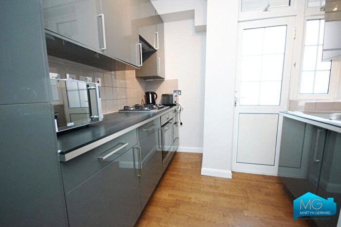 3 Bedroom Flat To Rent In Prince Of Wales Road, Kentish Town, London, NW5