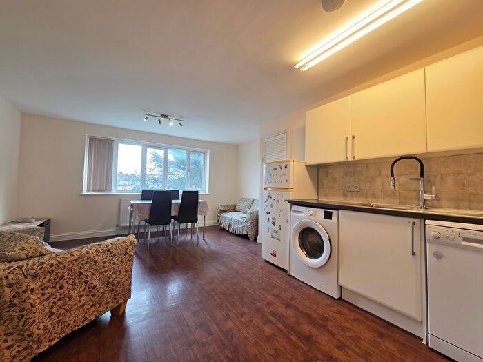 2 Bedroom Flat To Rent In The Vale, London, London, NW11