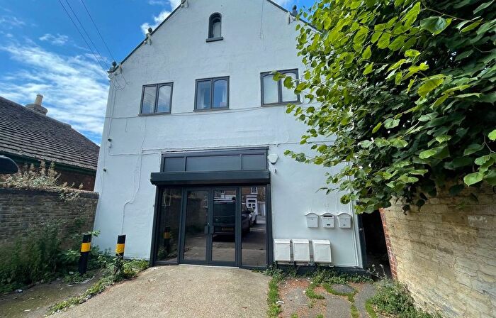 2 Bedroom Flat To Rent In Church Street, Market Deeping, PE6