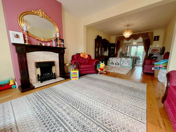 6 Bedroom Semi-Detached House To Rent In Burns Way, Hounslow, TW5