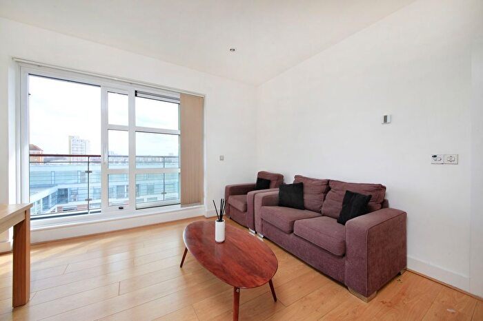 2 Bedroom Flat To Rent In Cornell Square, Battersea Park, SW8