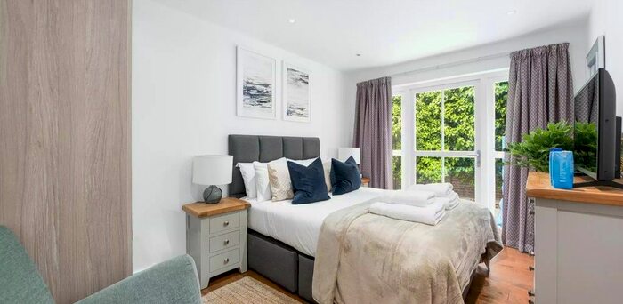 Studio To Rent In Leinster Square, Bayswater, London, W2